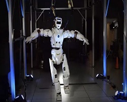 World's first molecular robot